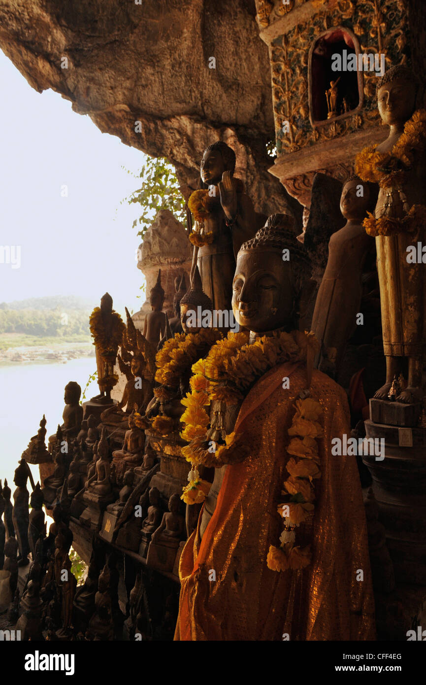 Statue di Buddha, Pak Ou le grotte, del fiume Mekong, a nord di Luang Prabang, Laos Foto Stock