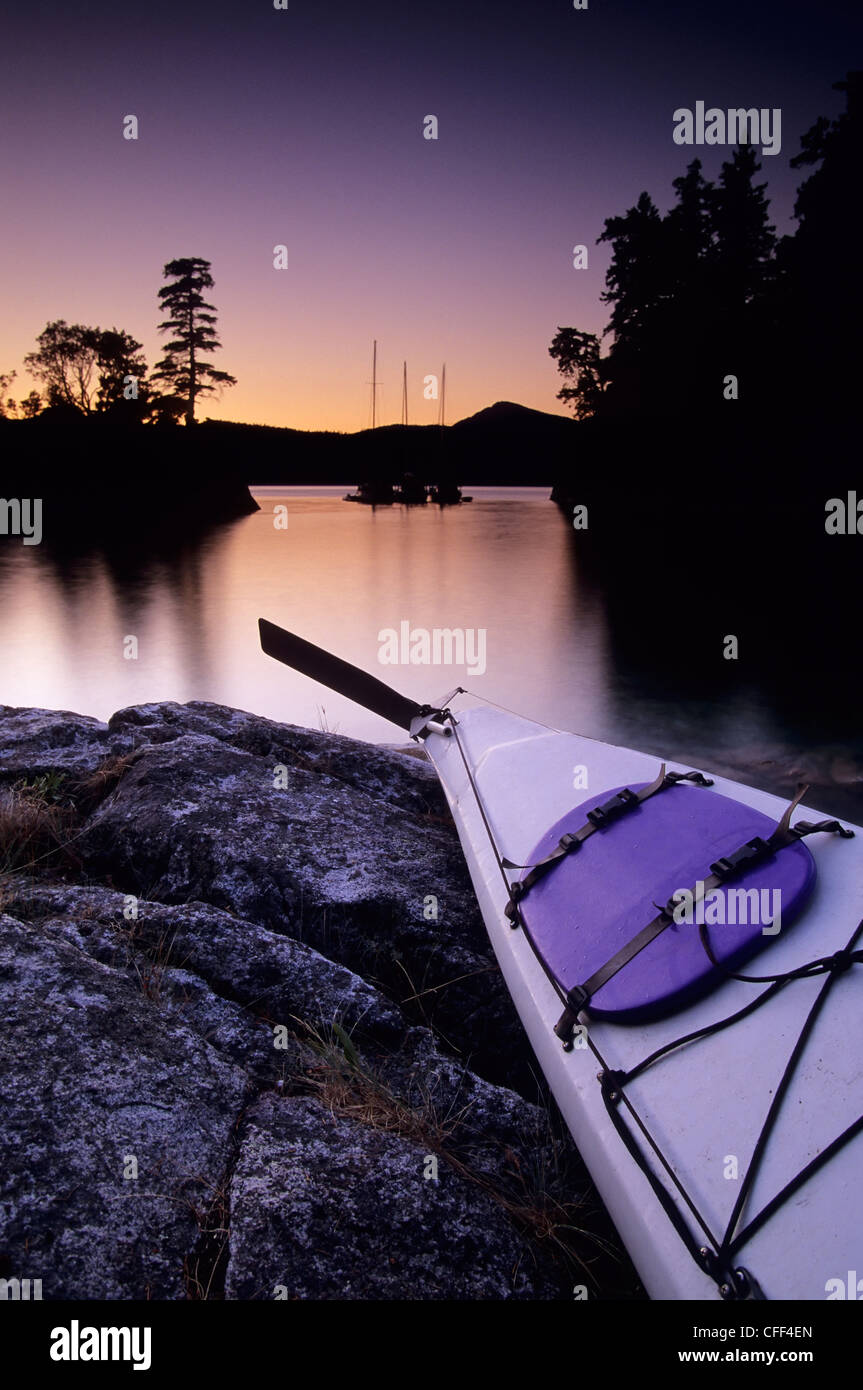 Il kayak e barche al tramonto nella desolazione del suono del parco marino, Curme Isola, British Columbia, Canada. Foto Stock