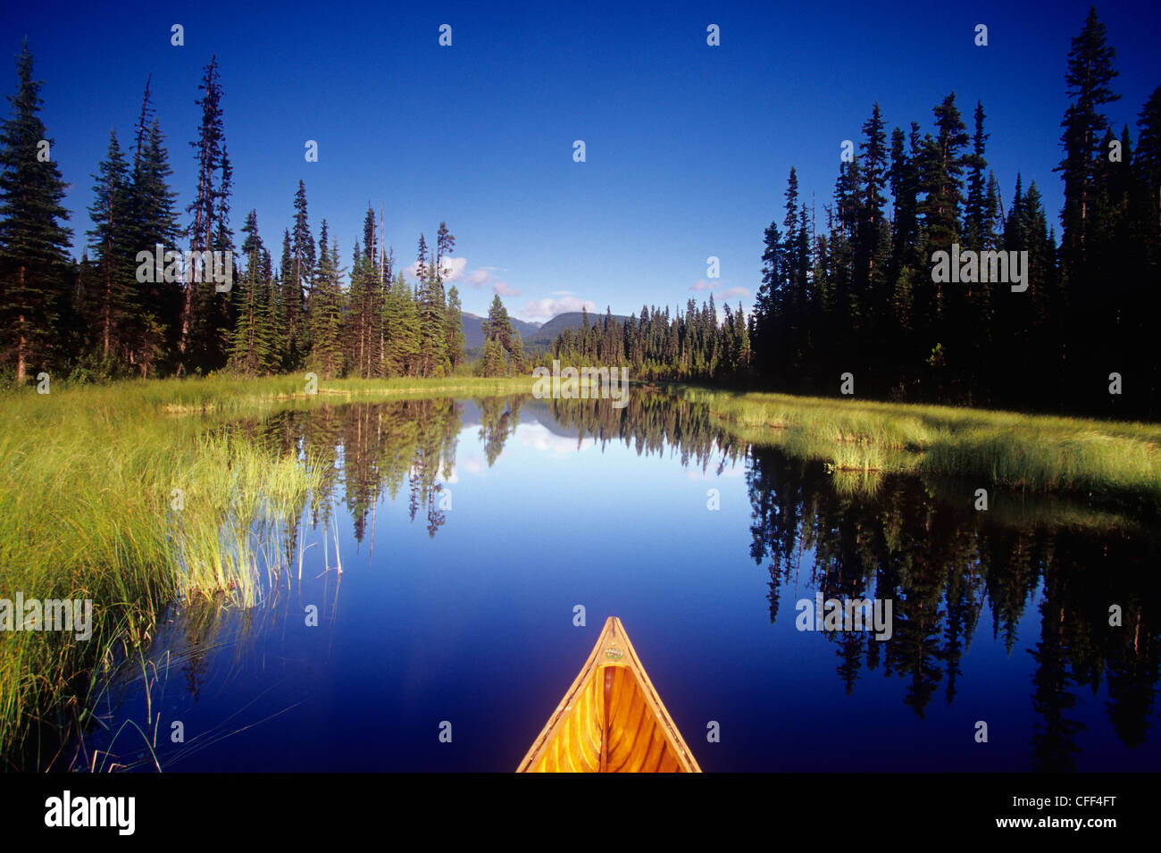 Canottaggio sul lago Kibbee, Bowron Lake Park, regione Cariboo, British Columbia, Canada. Foto Stock