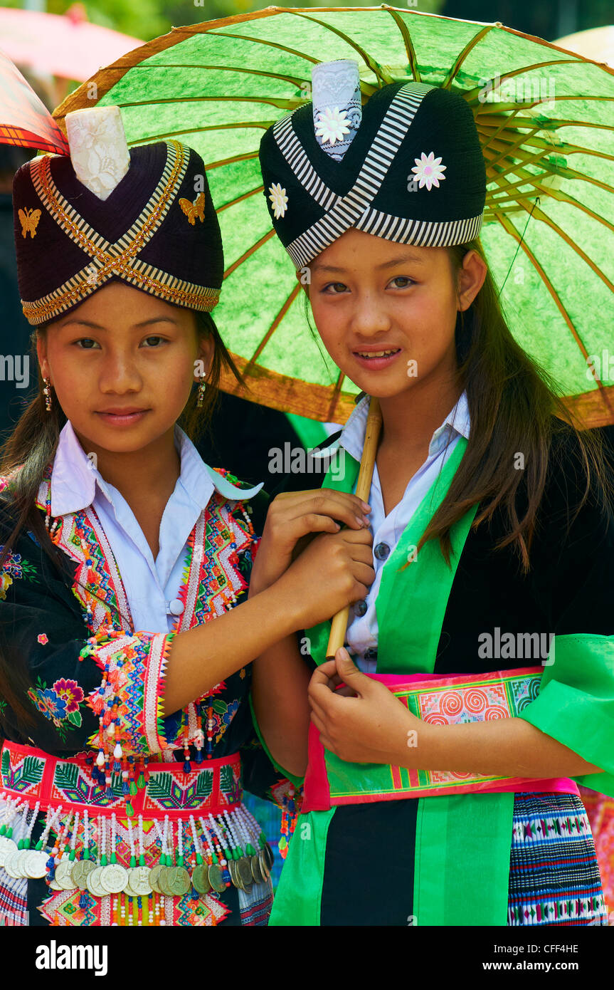 Giovani donne Hmong in abito tradizionale, Lao Anno Nuovo festival, Luang Prabang, Laos, Indocina, Asia sud-orientale, Asia Foto Stock
