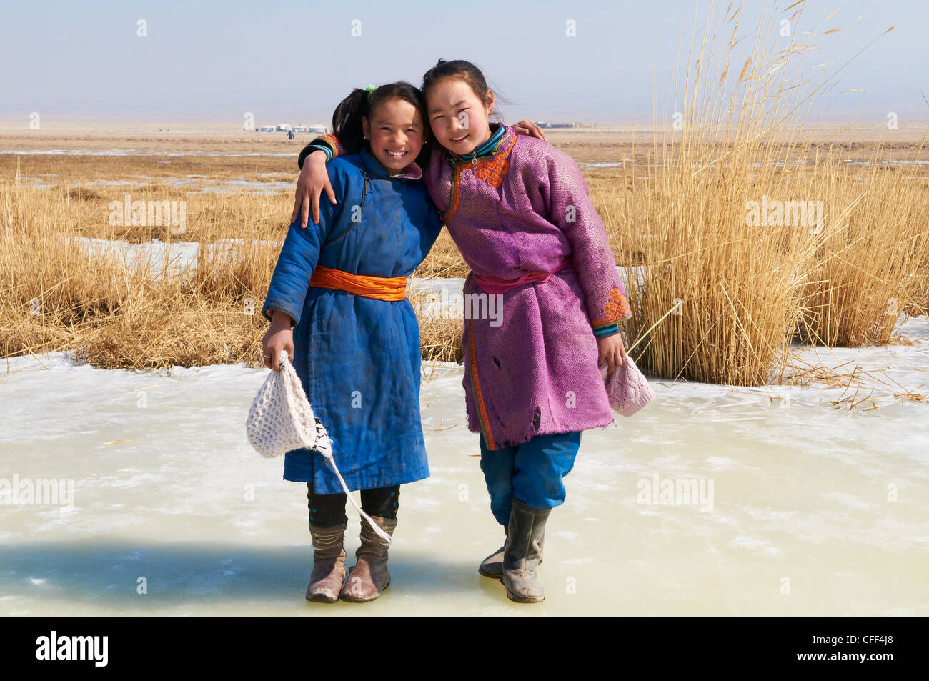 Giovani ragazze mongola in costume tradizionale (deel), Provincia di Khovd, Mongolia, Asia Centrale, Asia Foto Stock