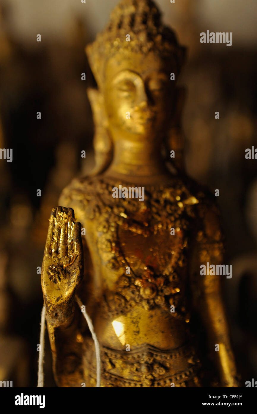 Il Buddha con mano sollevata nel mudra di beeing intrepidi, statue di Buddha, Pak Ou le grotte, il fiume Mekong a nord di Luang Prabang, Laos Foto Stock