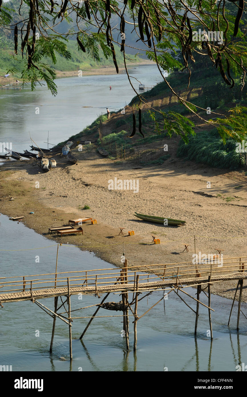 Ponte di bambù Attraversamento fiume Nam Khan, affluente del fiume Mekong, Luang Prabang, Laos Foto Stock