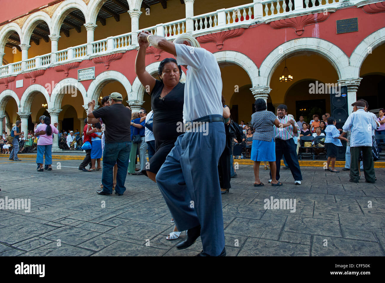 Mexican ballerini e musicisti al di fuori del palazzo comunale, Piazza Indipendenza, Merida, Yucatan Stato, Messico Foto Stock