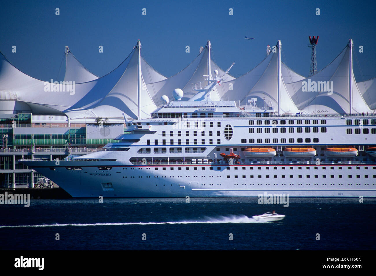 Una nave da crociera ormeggiata al Canada Place, a Vancouver il vivace lungomare; come si vede dalla Stanley Park seawall, inglese britannico Foto Stock