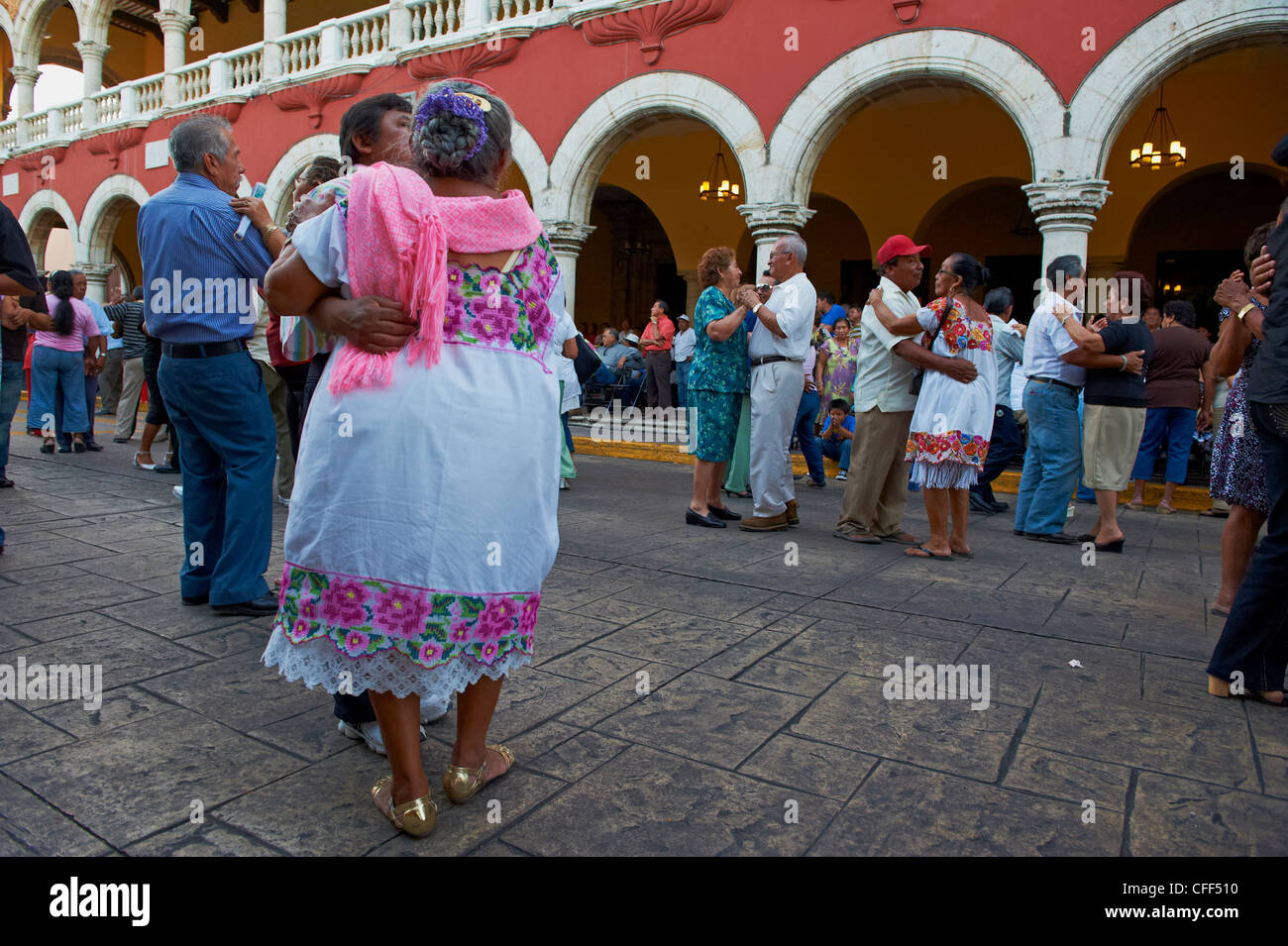 Mexican ballerini e musicisti al di fuori del palazzo comunale, Piazza Indipendenza, Merida, Yucatan Stato, Messico Foto Stock