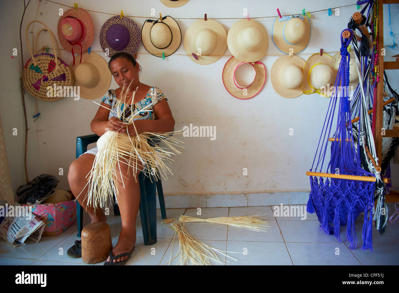 Maya donna che fa il cappello di Panama, Becal, stato di Campeche, Messico Foto Stock