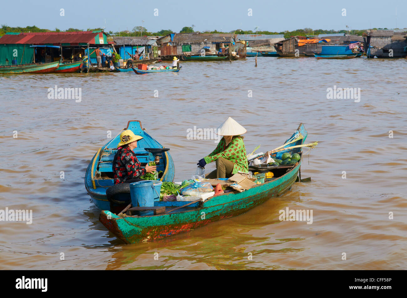 Floating villaggio vietnamita, il lago Tonle Sap, Riserva della Biosfera dall'UNESCO, Cambogia, Indocina, Asia sud-orientale, Asia Foto Stock
