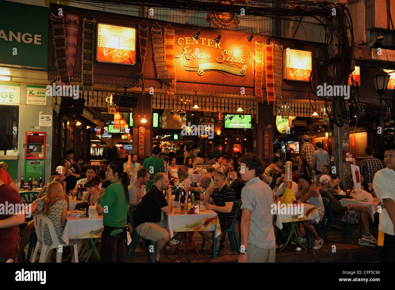 Turista nella parte anteriore del ristorante, seduti ai tavoli, Khao San Road Banglampoo, Bangkok, Thailandia, Asia Foto Stock