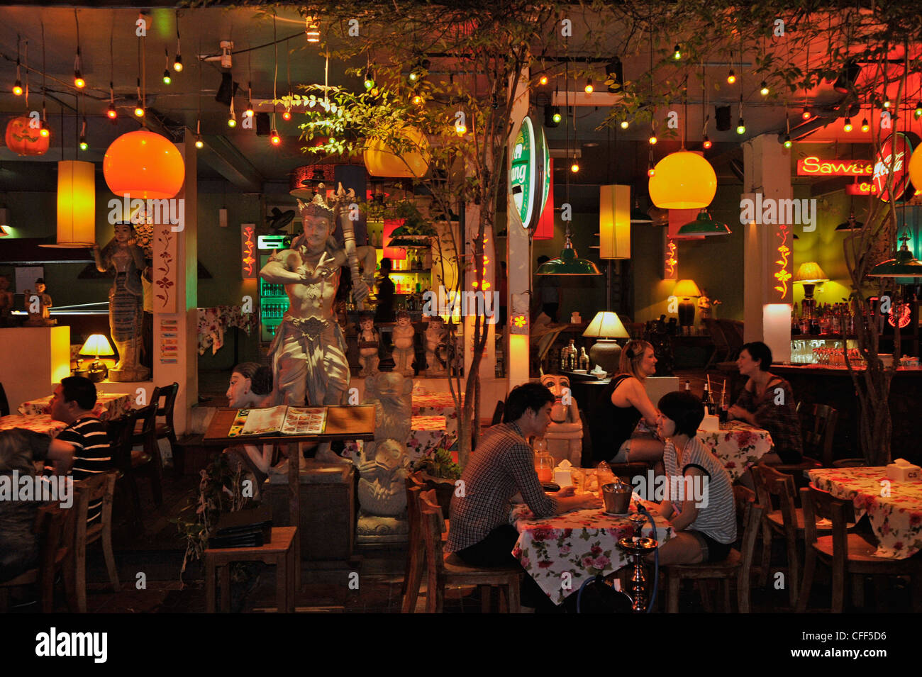 Turista nella parte anteriore del ristorante, seduti ai tavoli, Khao San Road Banglampoo, Bangkok, Thailandia, Asia Foto Stock