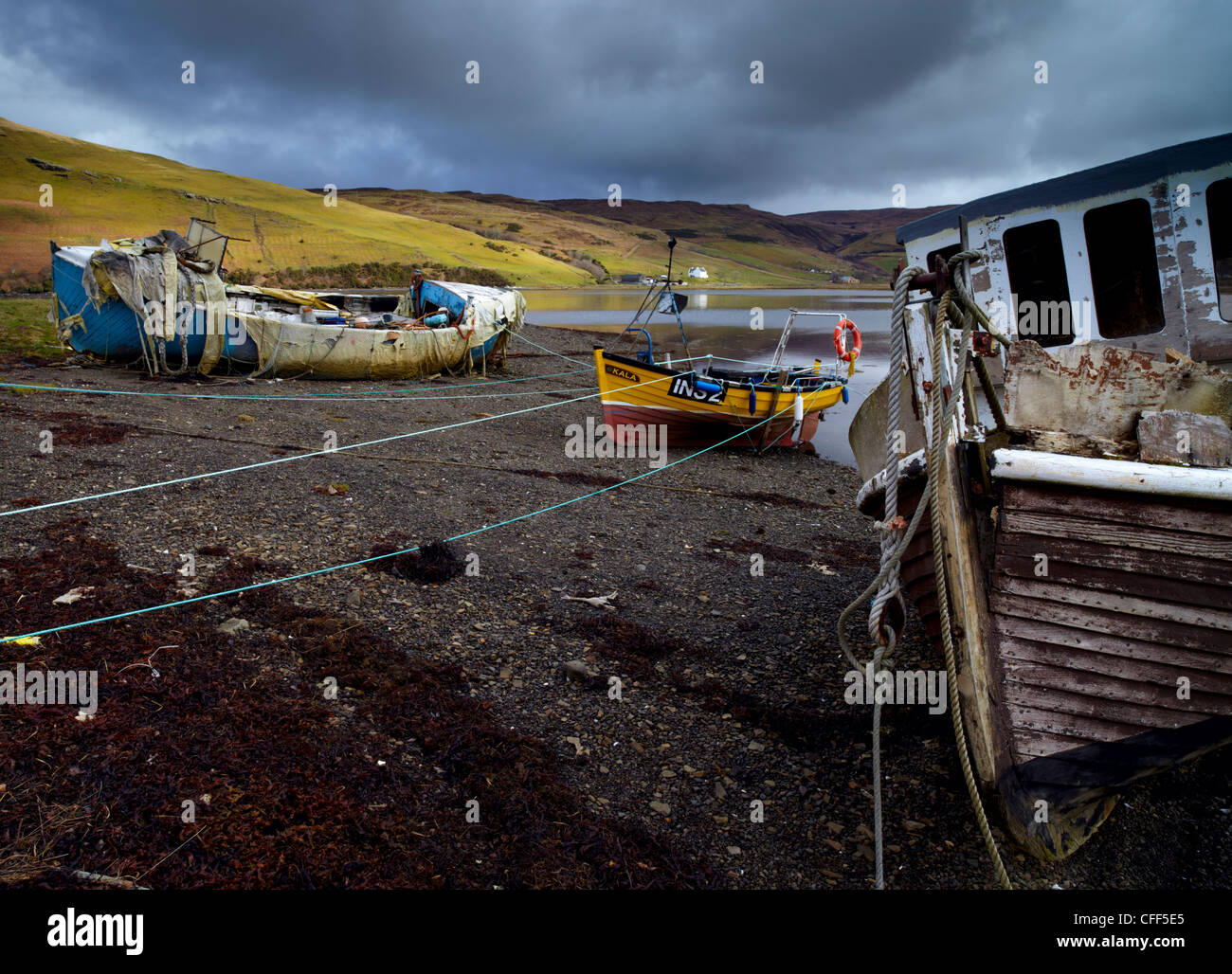 Barche in vari stati di condizione al Loch Harport, Isola di Skye in Scozia, Regno Unito, Europa Foto Stock