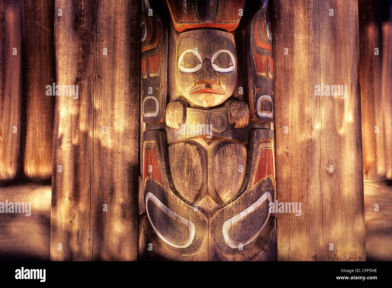 Haida longhouse polo frontale di notte, il Museo di Antropologia di UBC motivi, Vancouver, British Columbia, Canada. Foto Stock