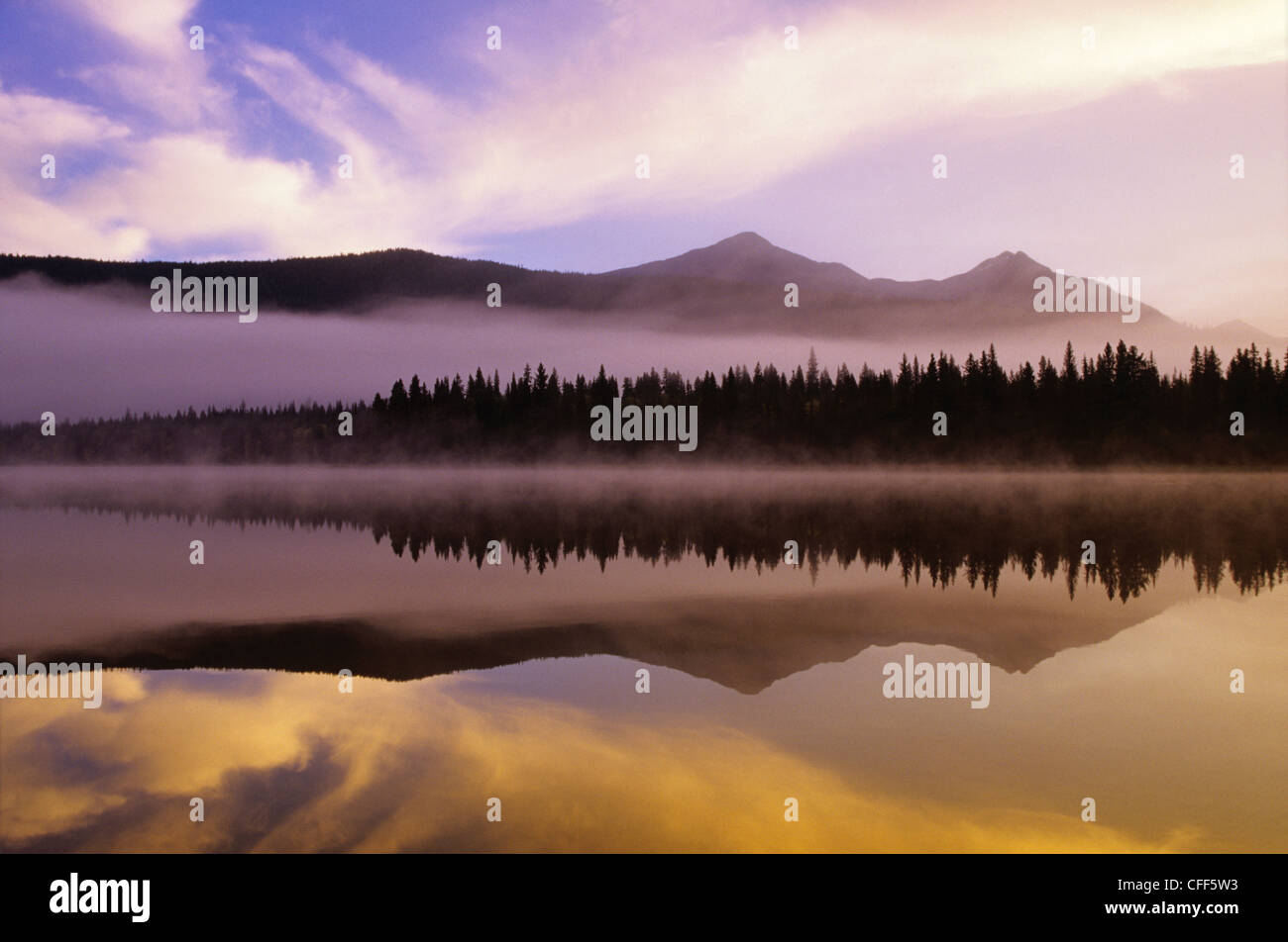 Alba sul lago di Babcock, Bowron Lake Provincial Park, British Columbia, Canada. Foto Stock