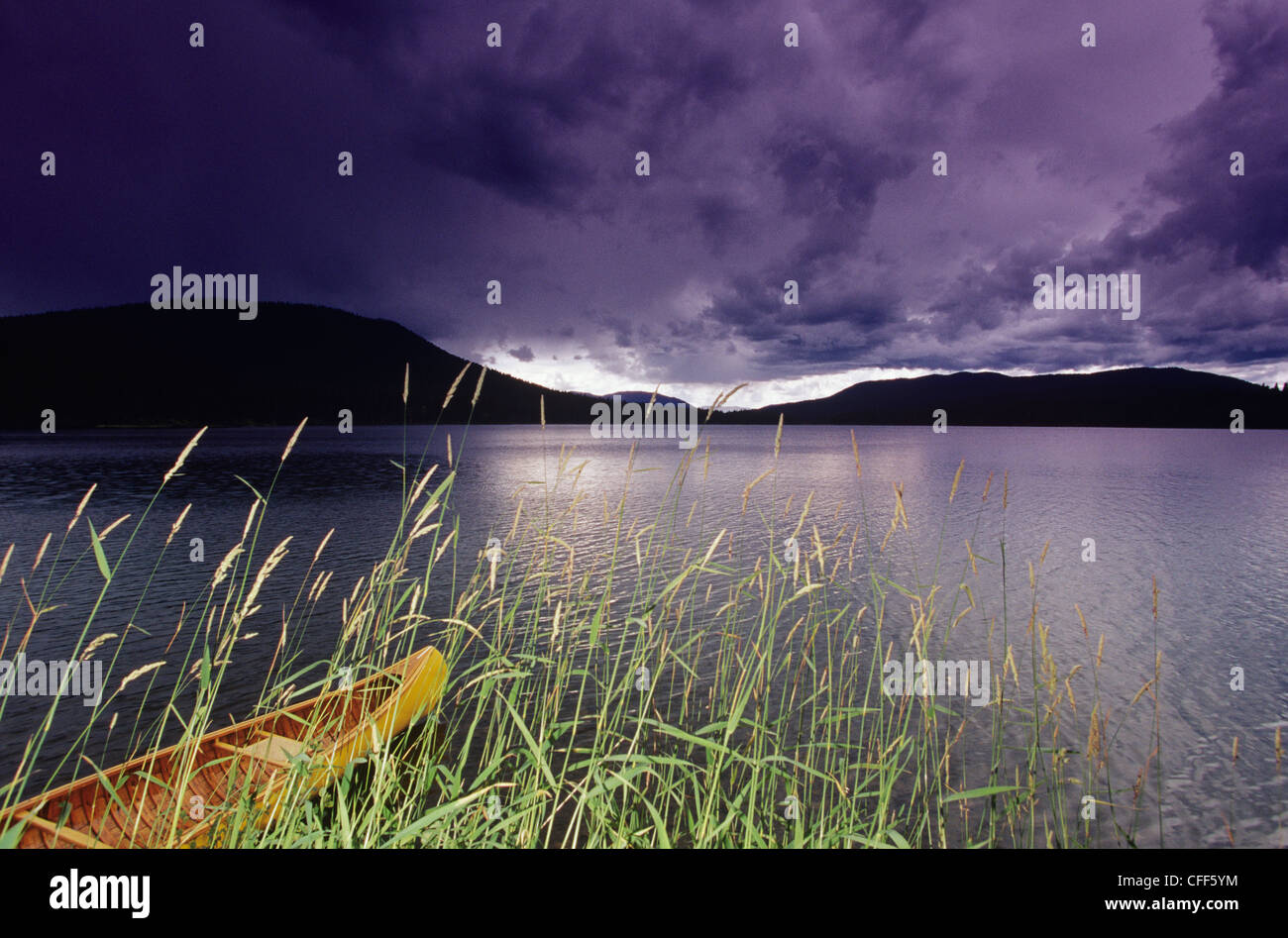 Lago Laneezi, Bowron Lake Provincial Park, British Columbia, Canada. Foto Stock