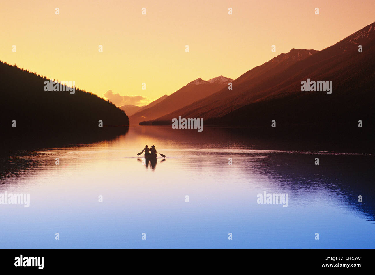 Canoeist sul lago di Isacco, Bowron Lake Provincial Park, British Columbia, Canada. Foto Stock