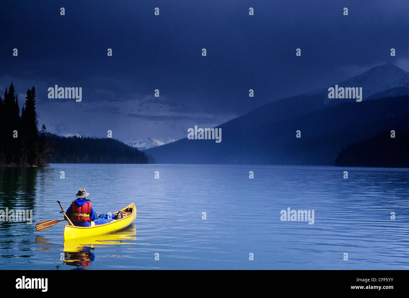 Pioggia sul lago di Isacco, Bowron Lake Provincial Park, British Columbia, Canada. Foto Stock