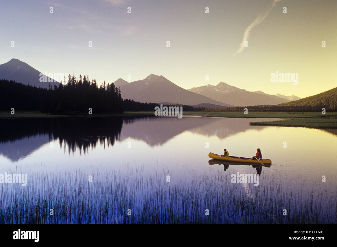 Canoa in Bowron Lake Provincial Park, British Columbia, Canada. Foto Stock