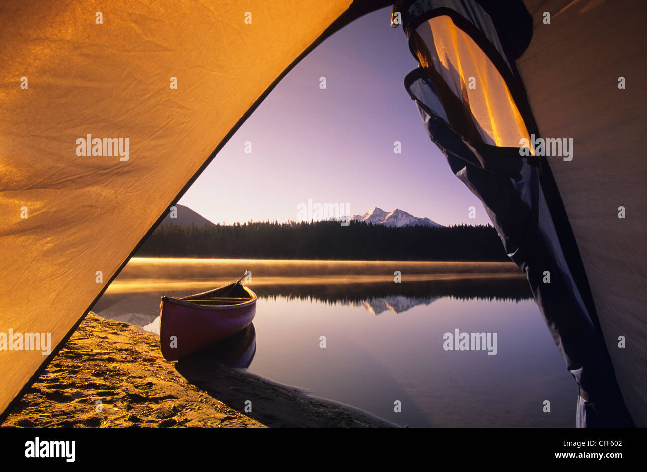 Canoa e tenda, Bowron Lake Provincial Park, British Columbia, Canada. Foto Stock