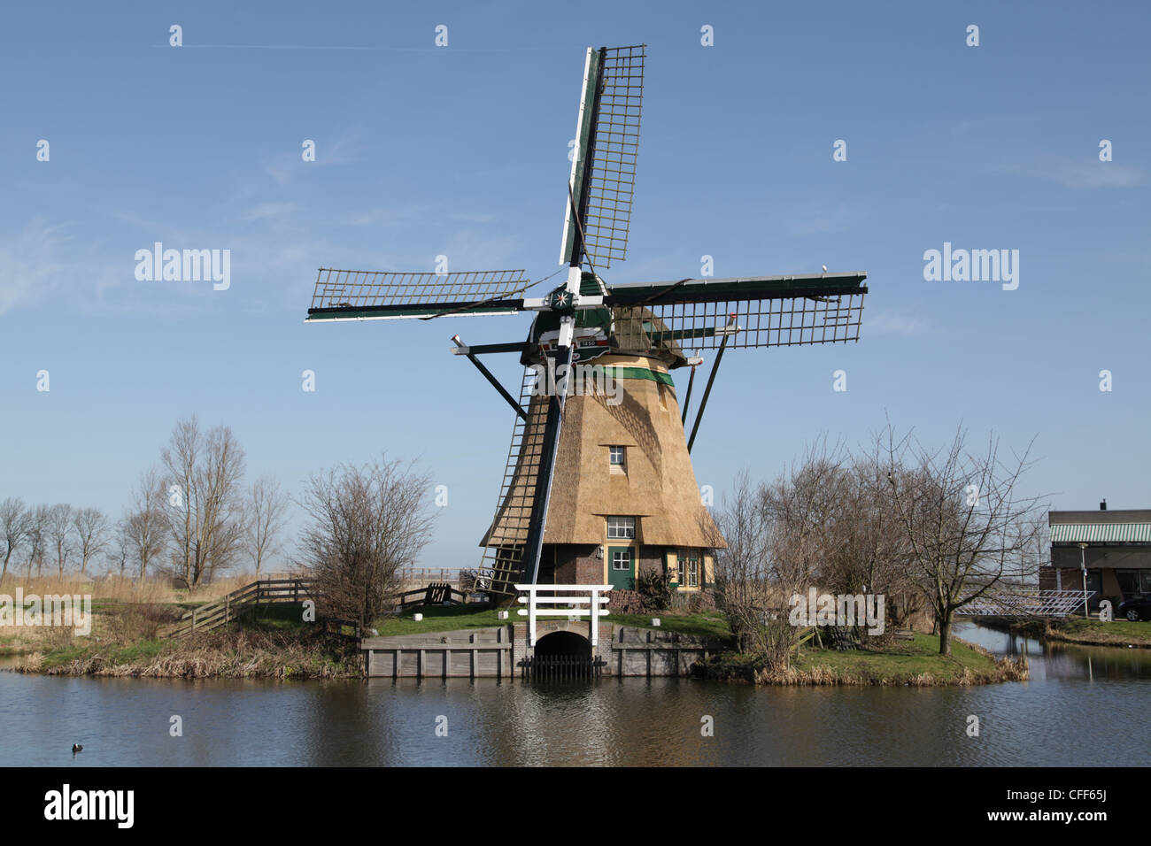 Il mulino a vento Zijllaanmolen a Leiderdorp, Paesi Bassi. Uno storico mulino polder olandese del XIX secolo (grondzeiler) costruito nel 1850, situato lungo lo Zijl Foto Stock