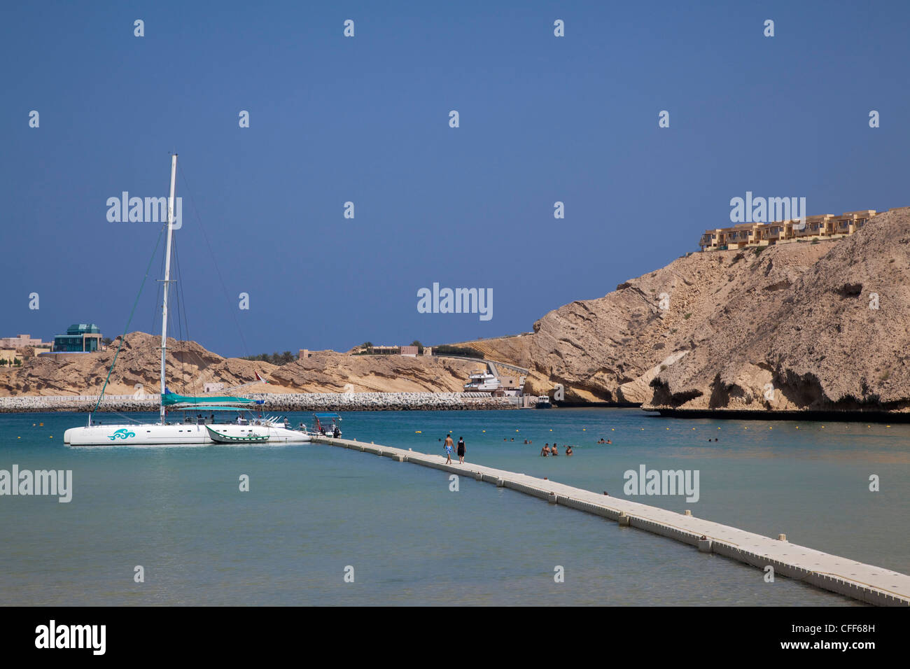 Catamarano SY Azzura, Ocean Blue Oman Cruises, presso il molo di Oman Dive Center, Muscat Masqat, Oman, Penisola arabica Foto Stock