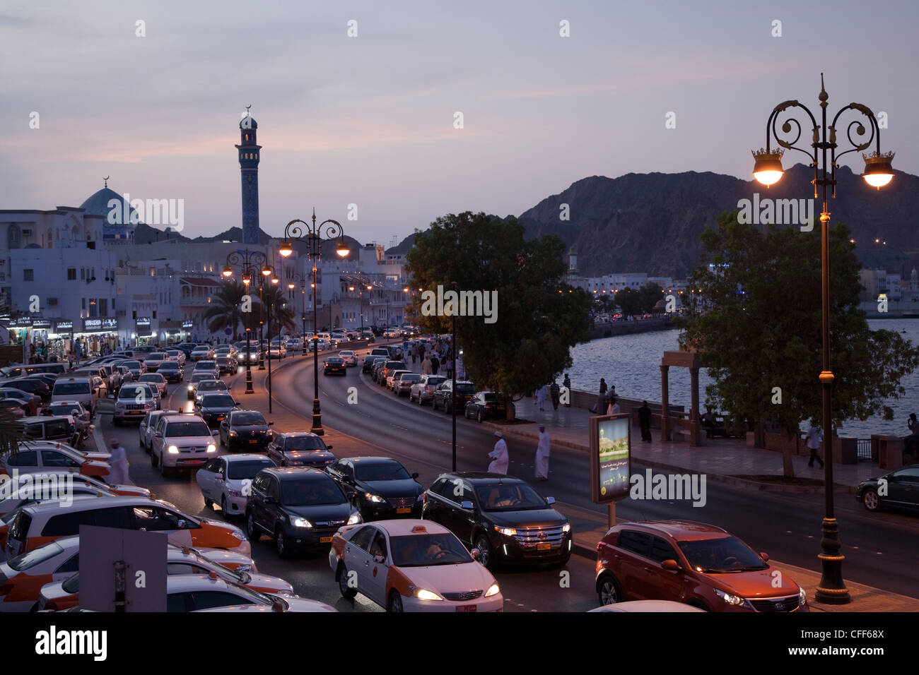 Inceppamento di traffico al crepuscolo presso il lungomare del porto, Muscat Masqat, Oman, Penisola arabica Foto Stock