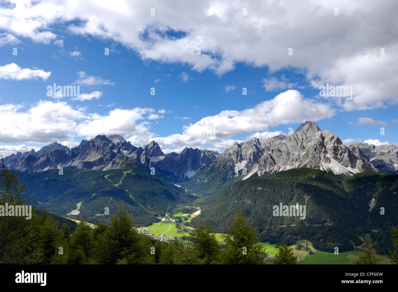 Paesaggio di montagna sotto il cielo velato, Dolomiti, Alto Adige, Italia, Europa Foto Stock