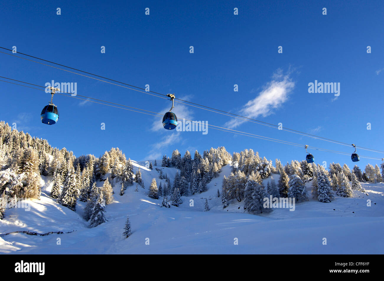 Funivia al di sopra di paesaggio innevato, Alpe di Siusi Alto Adige, Alto Adige, Italia, Europa Foto Stock