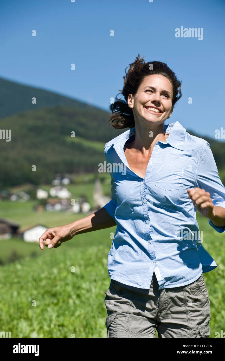 Ridendo donna nel paesaggio di montagna in estate, Alto Adige, Alto Adige, Italia, Europa Foto Stock