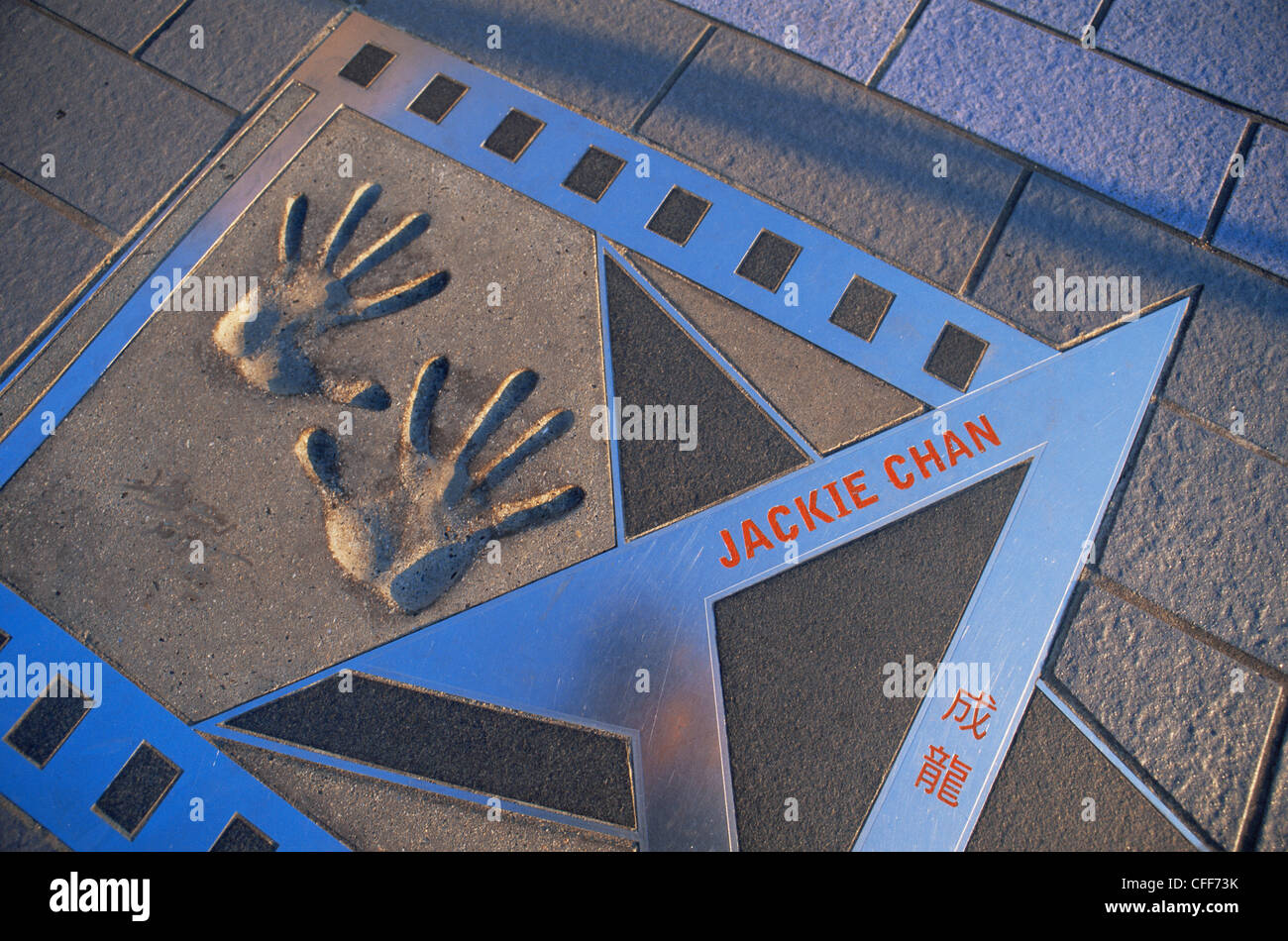 Cina, Hong Kong Kowloon, Tsim Sha Tsui, Viale delle Stelle, Jackie Chan Handprints Foto Stock