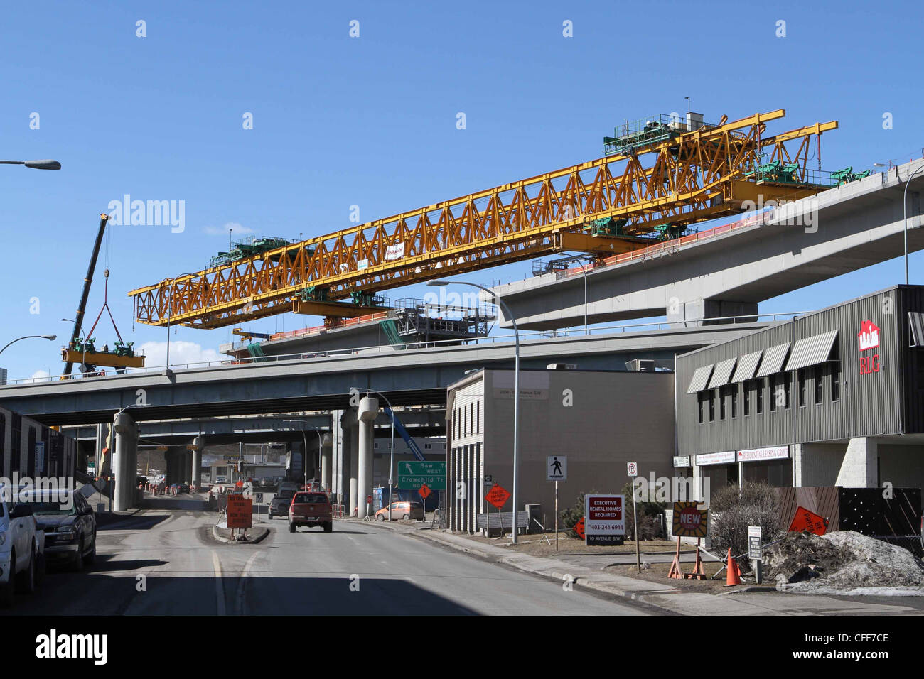 Il light rail transit cavalcavia costruzione in centro a Calgary, Alberta, Canada Foto Stock