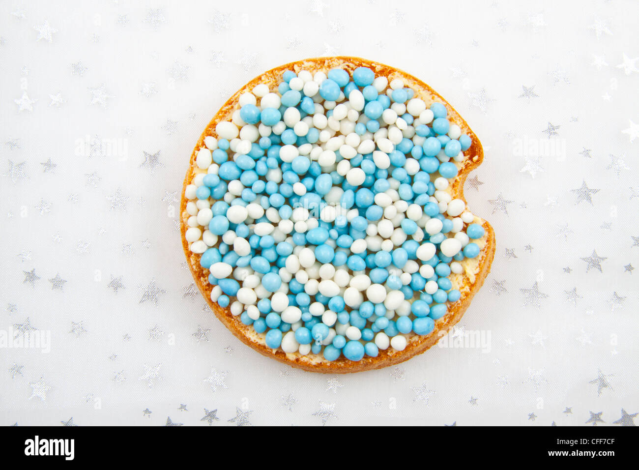 Biscotto con blu dolci bianco su uno sfondo di stelle in argento Foto Stock