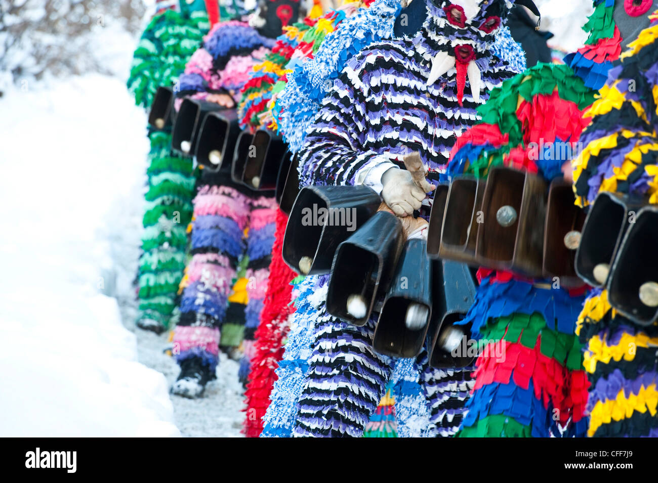 Persone sotto mentite spoglie e con maschere in inverno, Stilfs, Val Venosta, Alto Adige, Alto Adige, Italia, Europa Foto Stock