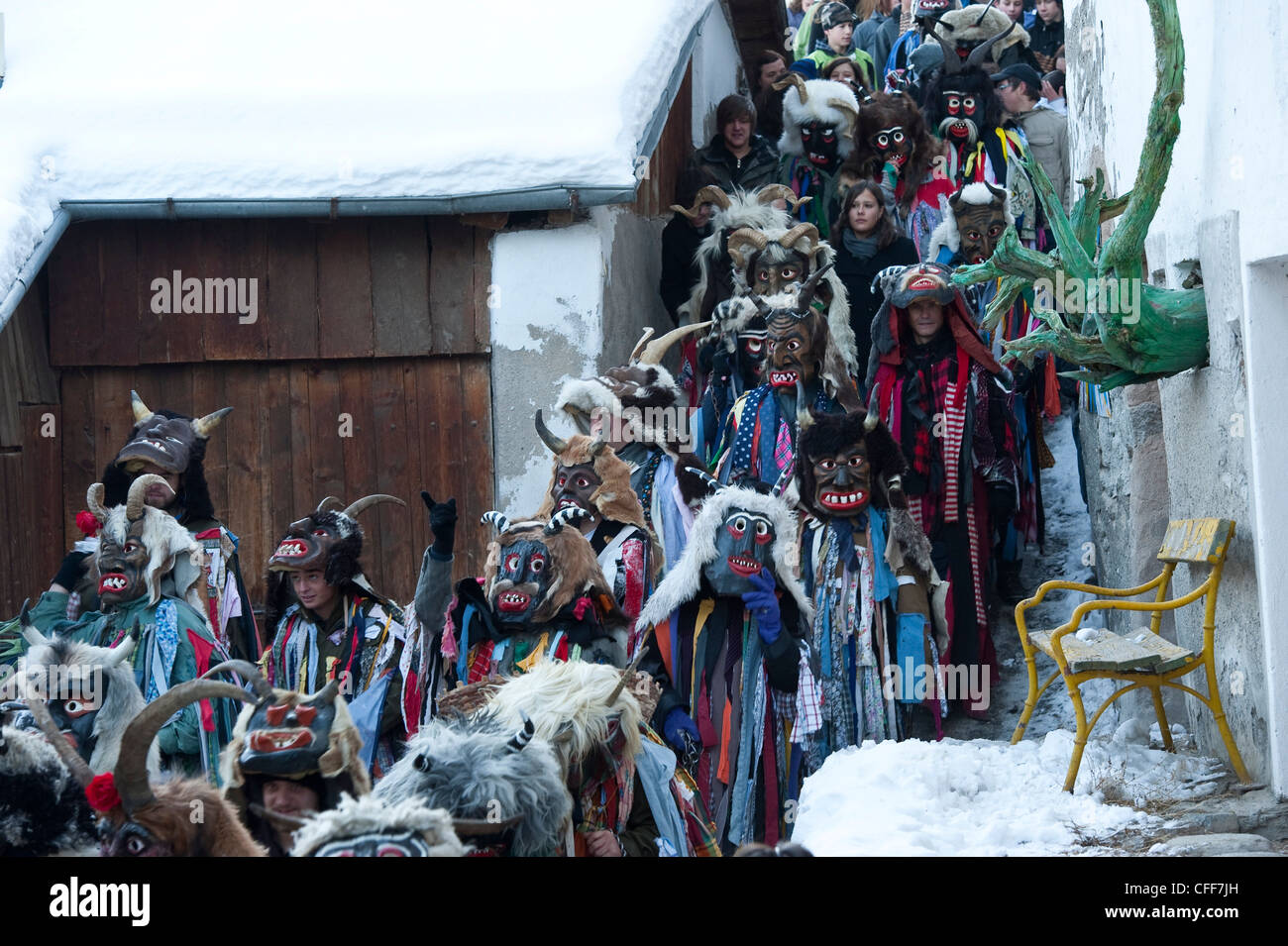 Persone sotto mentite spoglie e con maschere in inverno, Stilfs, Val Venosta, Alto Adige, Alto Adige, Italia, Europa Foto Stock