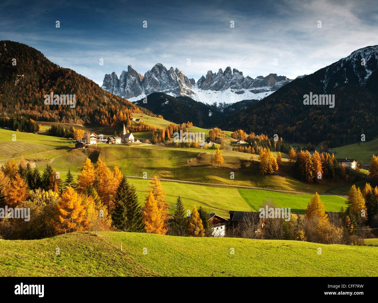 Villnoess e Geissler picchi in autunno, Valle Isarco, Alto Adige, Alto Adige, Italia Foto Stock