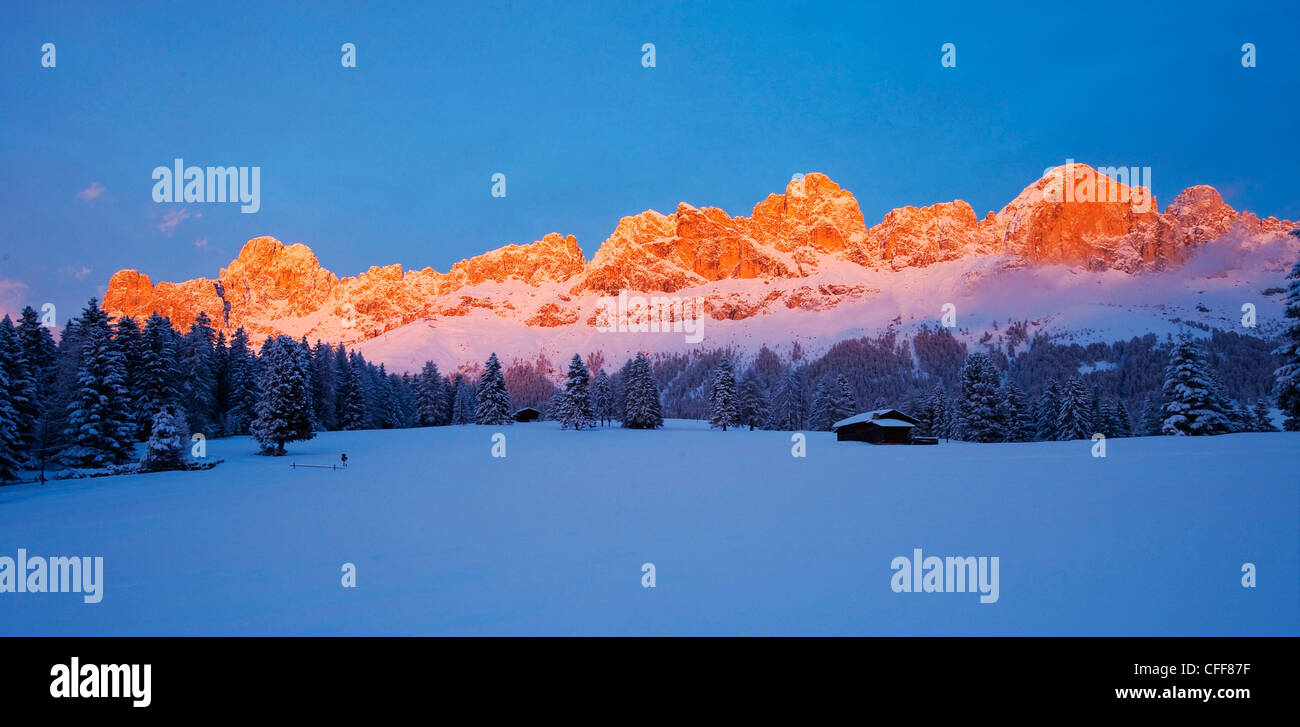 Montagne innevate al tramonto, parco naturale dello Sciliar, Dolomiti, Alto Adige, Alto Adige, Italia, Europa Foto Stock