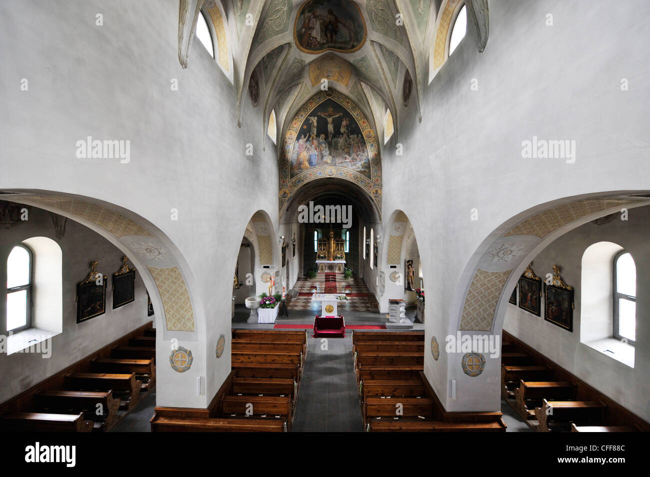 Vista interna di una chiesa deserta, Gais, la Valle di Tures ed Aurina, Sud Tirolo, Alto Adige, Italia, Europa Foto Stock