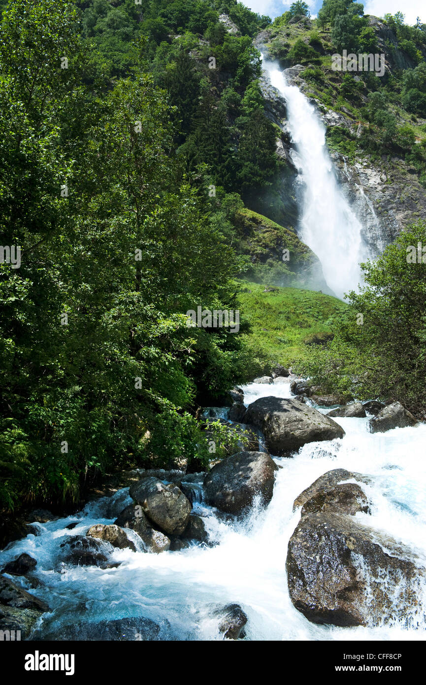 Cascata di Parcines nella luce del sole, Parcines, Val Venosta, Alto Adige, Alto Adige, Italia, Europa Foto Stock