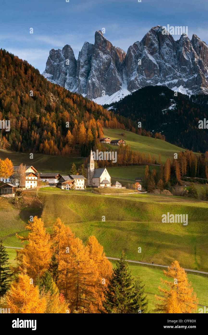 Villaggio di montagna a Santa Maddalena di fronte Geisler mountain range in autunno, Valle di Villnoess, Sud Tirolo, Alto Adige, Italia Foto Stock