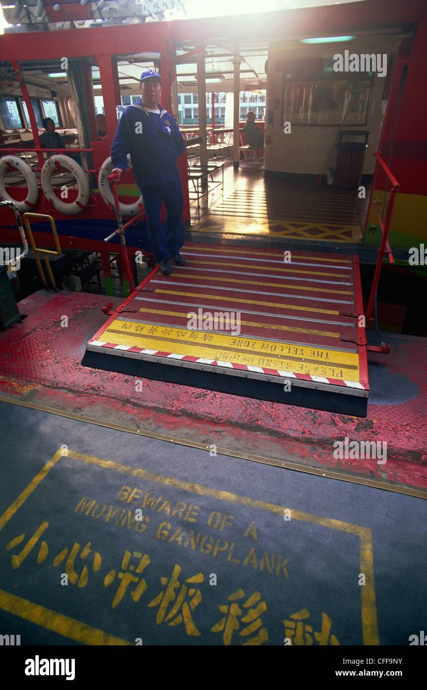 Cina, Hong Kong, Victoria Harbour, Star Ferry Gangplank ingresso Foto Stock
