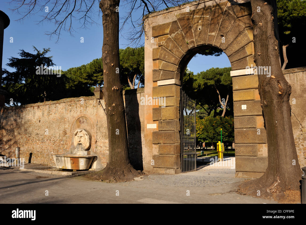 Italia, Roma, Aventino, Giardino degli Aranci, cancello d'ingresso dei giardini Foto Stock