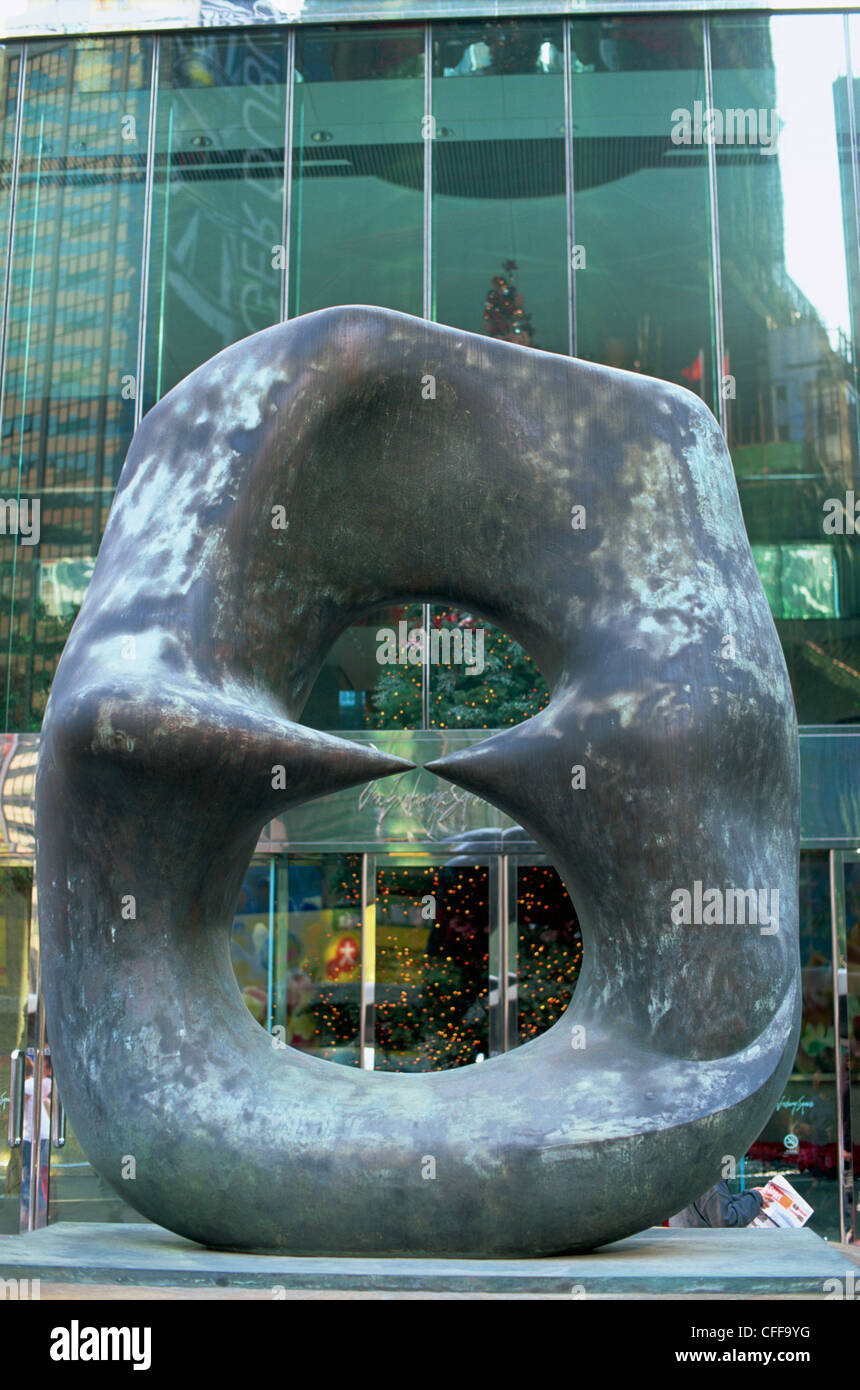 Cina, Hong Kong, centrale, Exchange Square, 'ovale con punti " sculture di Henry Moore Foto Stock