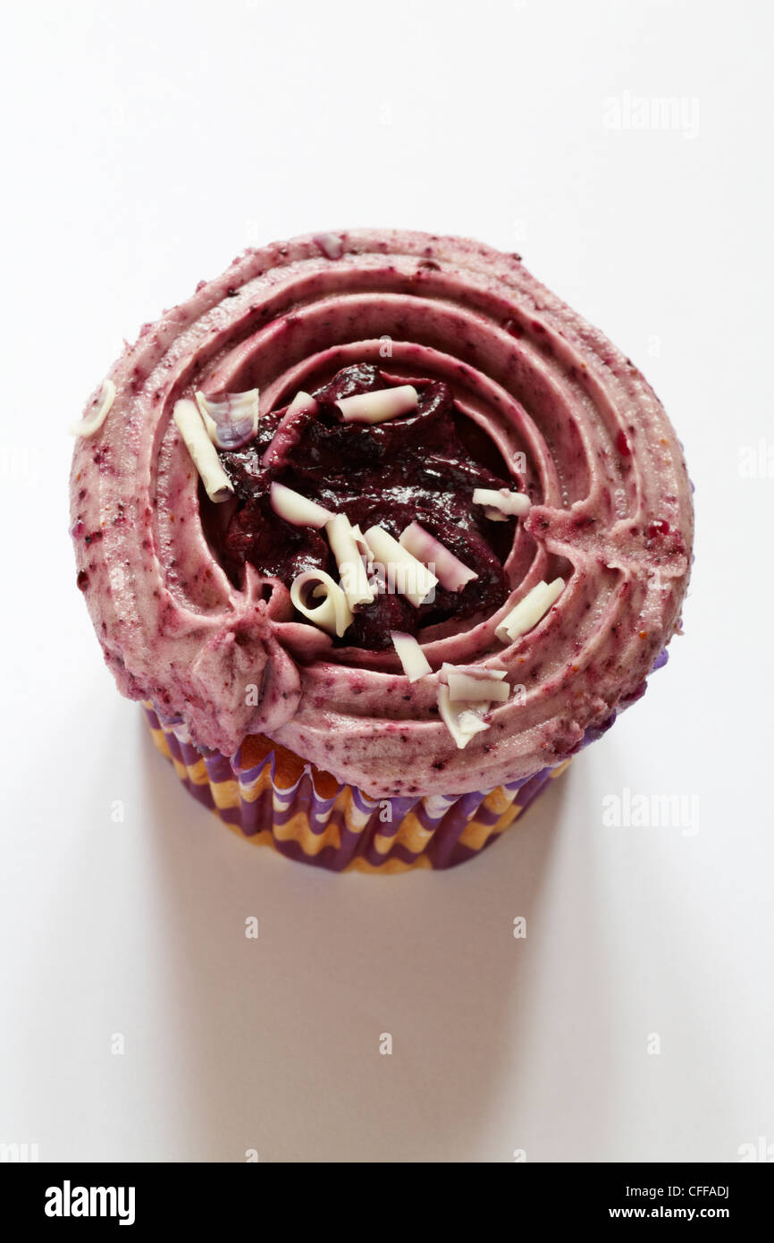 Guardando verso il basso su un mirtillo cupcake isolati su sfondo bianco - da sopra Foto Stock