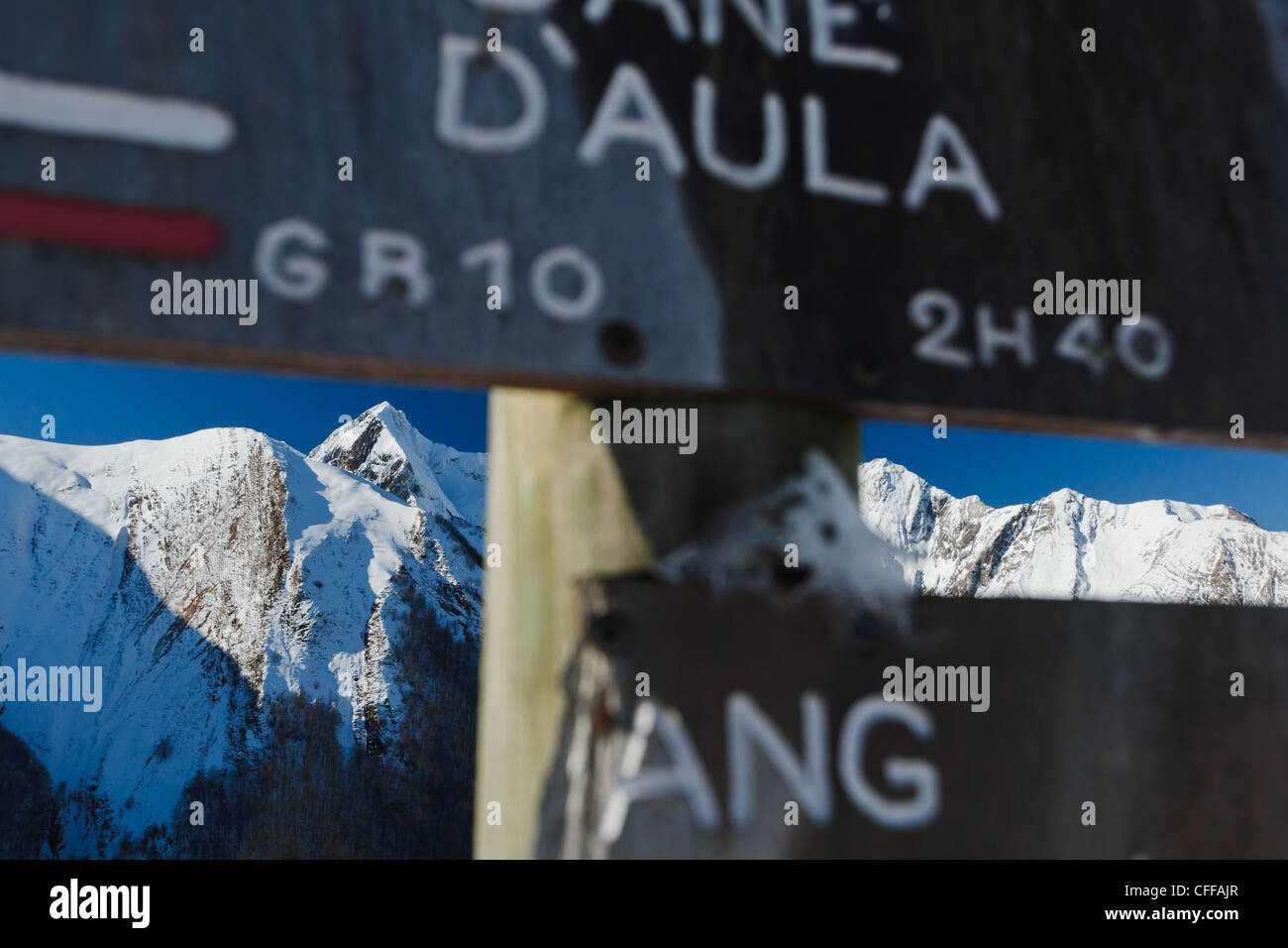 Vista di Mont Valier e GR10 cartelli nei pressi di Col de Pausa, Ariège, Pirenei, Francia. Foto Stock