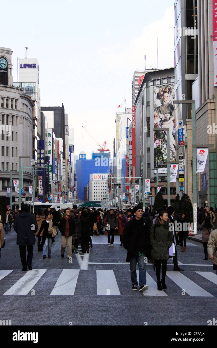 Giappone segnato un anno dal terremoto e dallo tsunami il 11 marzo 2011. La gente cammina nella zona alla moda di Tokyo. Foto Stock