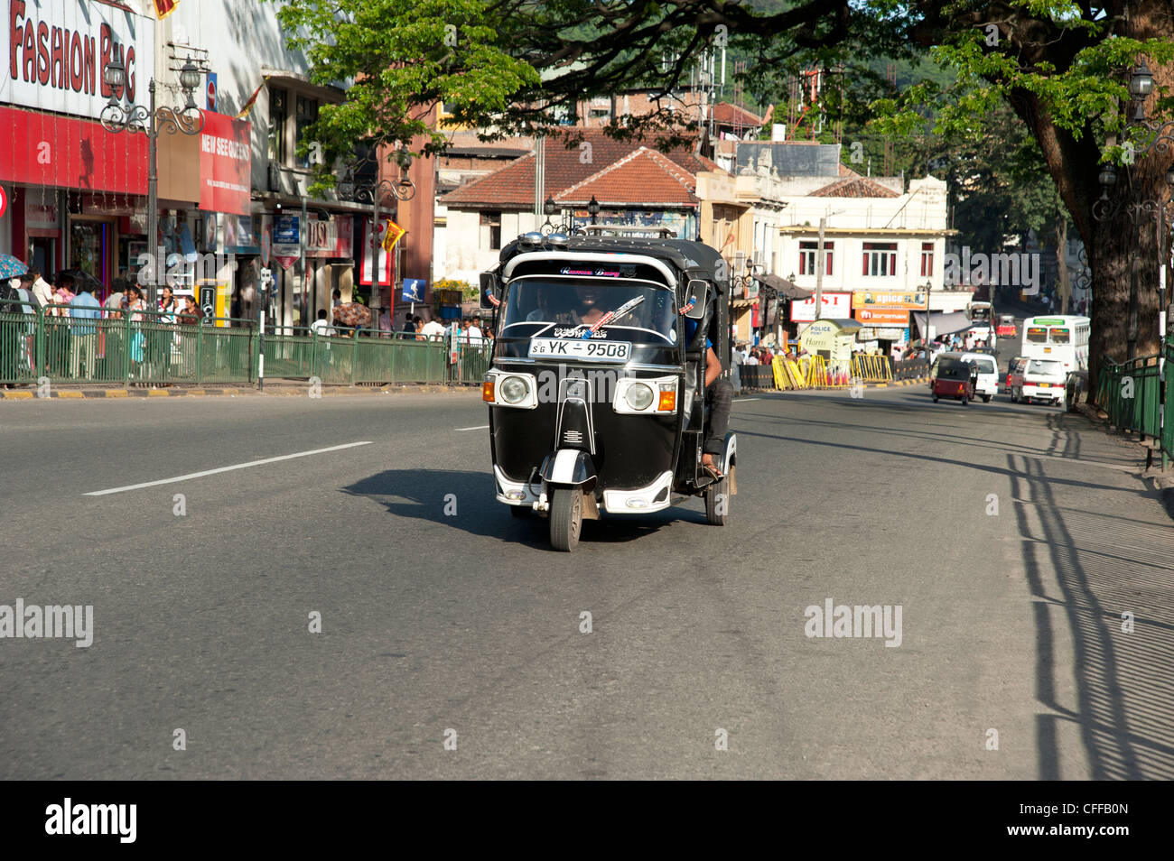 Un Tuk Tuk sulle strade di Kandy Sri Lanka Foto Stock