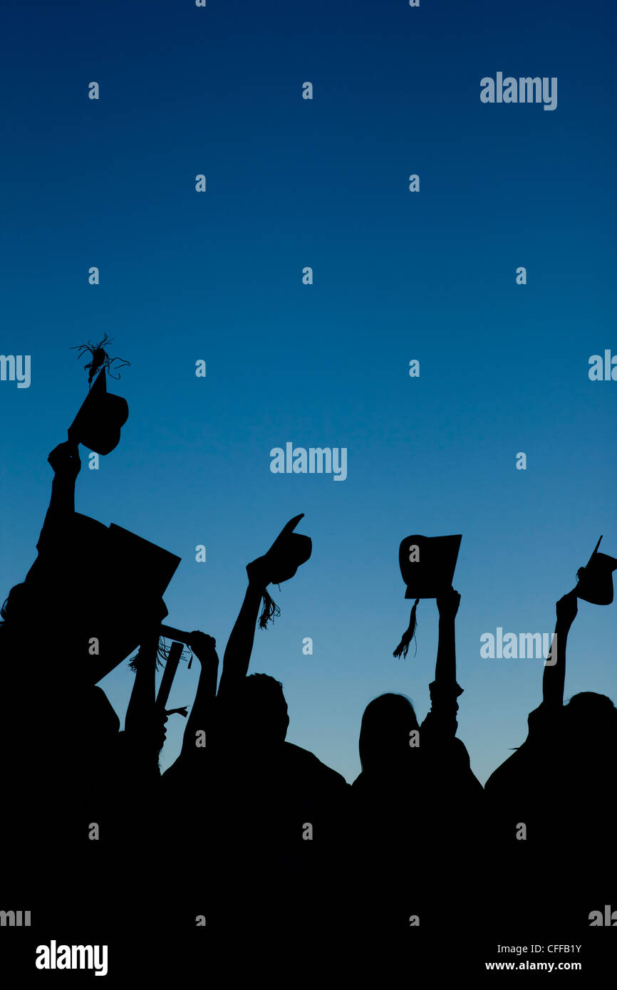 I giovani studenti per celebrare la loro nuova graduazione Foto Stock