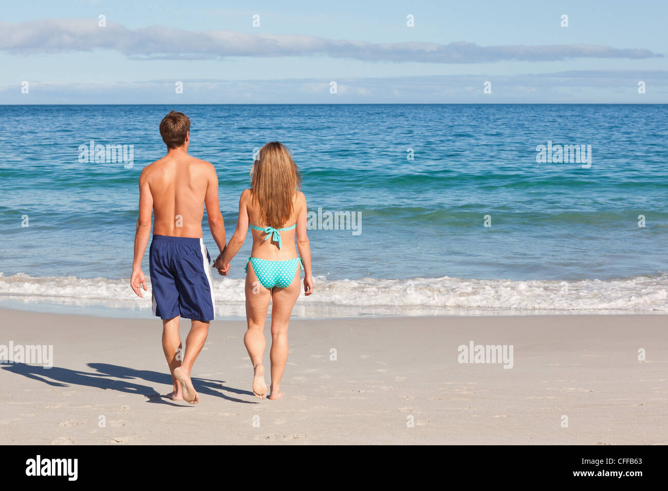 Giovane a camminare verso il mare Foto Stock