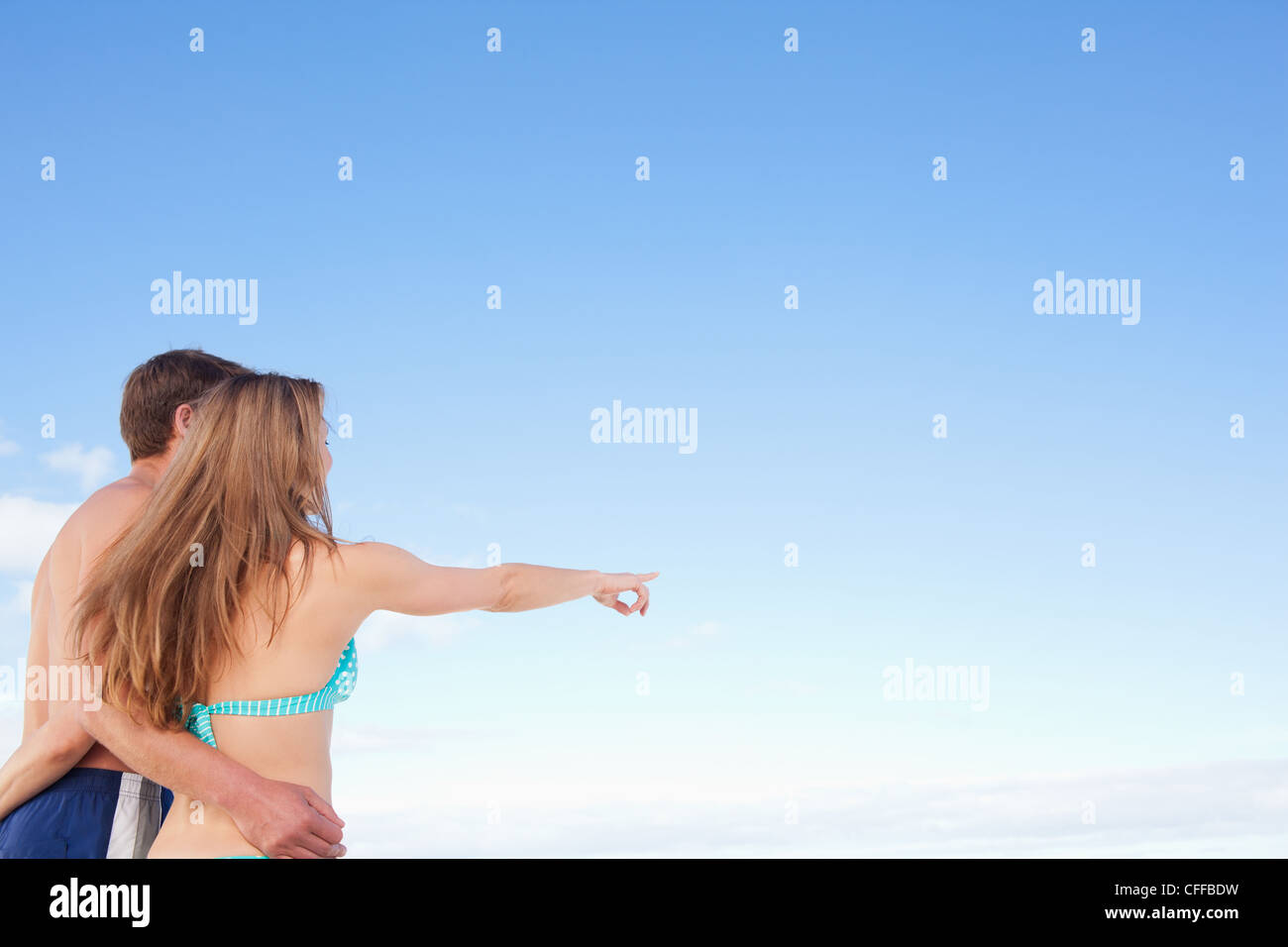 Donna con il suo fidanzato rivolto verso il cielo Foto Stock