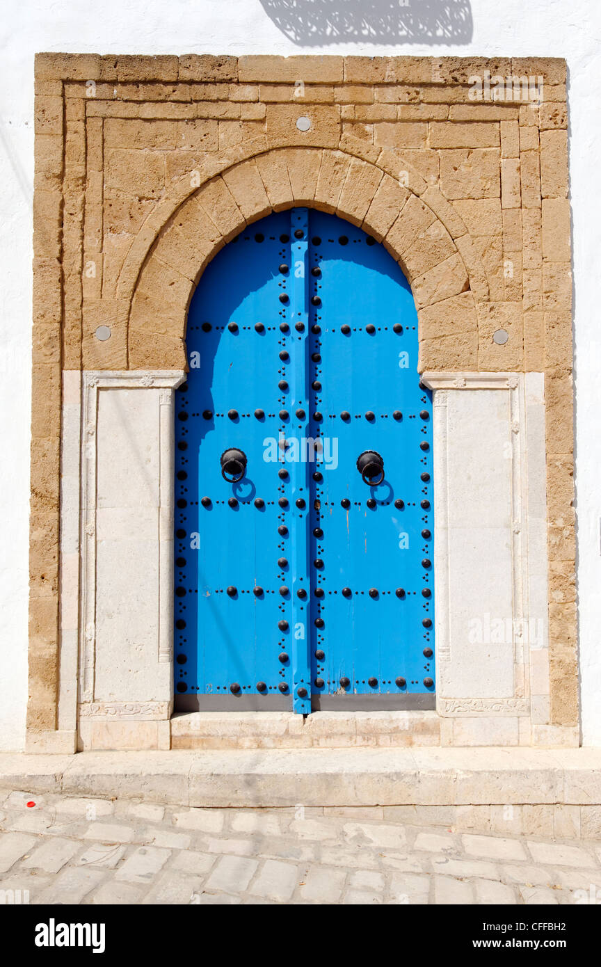 Sidi Bou Said. La Tunisia. Vista della porta blu costellato di ornamentazione in cima alla scogliera del villaggio di Sidi Bou Said. Il villaggio è Foto Stock