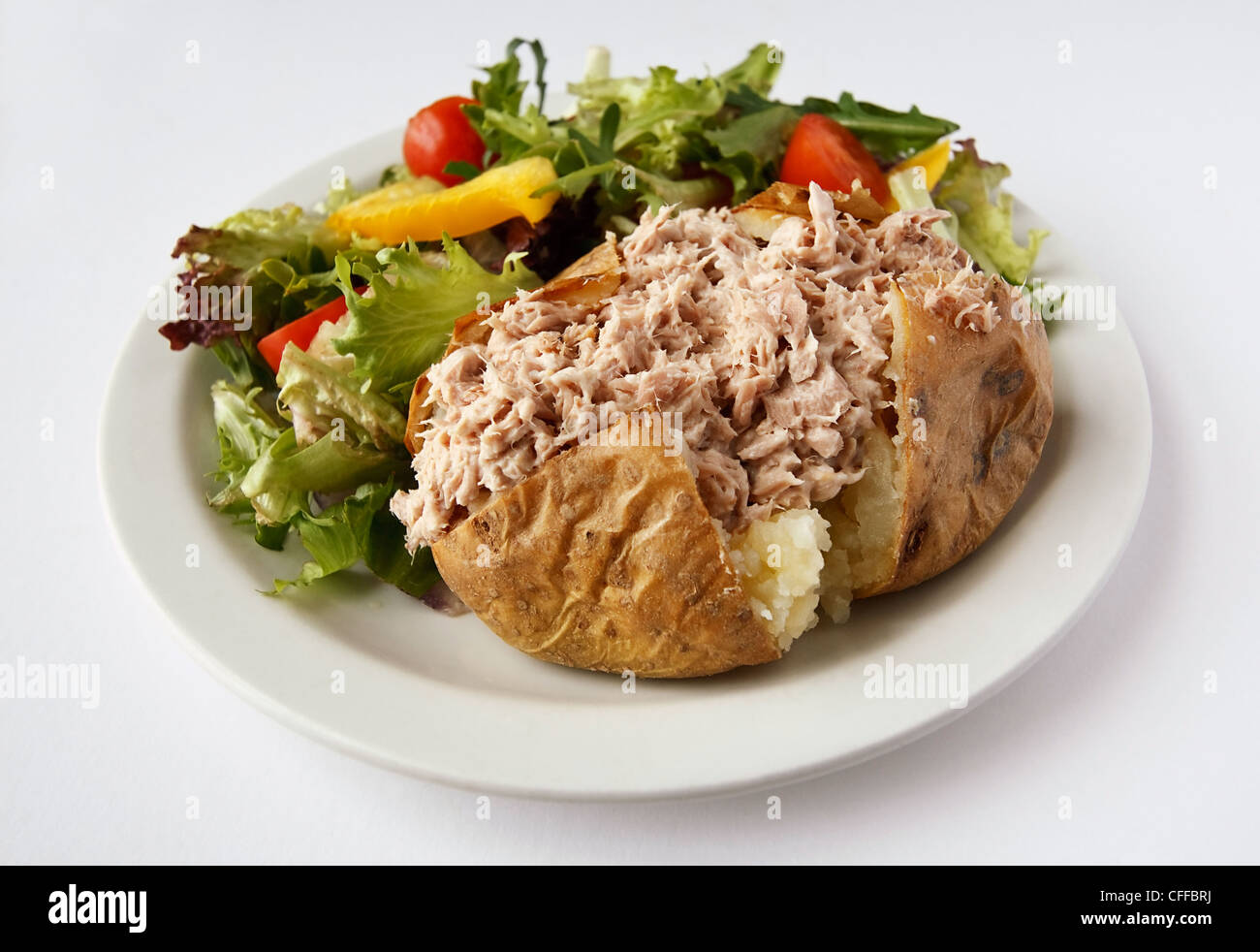 Tonno maionese di patate al forno su una piastra con insalata di contorno Foto Stock